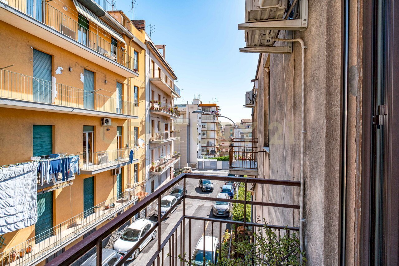 3 affaccio balcone lato strada.jpg - Four-room apartment Via Trecastagni 9, Catania - photo 3