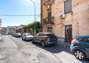 2 prospetto strada (1).jpg - Four-room apartment Via Trecastagni 9, Catania - photo 2