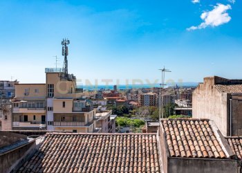 6. affaccio balcone lato interno vista mare.jpg - Four-room apartment Via Trecastagni 9, Catania - photo 6