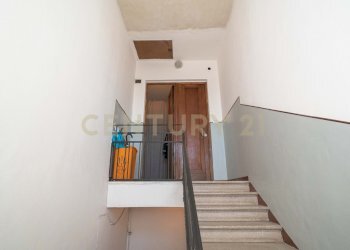 8 pianerottolo ingresso appartamento.jpg - Four-room apartment Via Trecastagni 9, Catania - photo 8