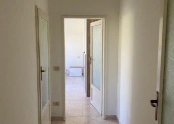 Interni appartamento - corridoio - Three-room apartment Via Monte Nero 26, Como - photo 11