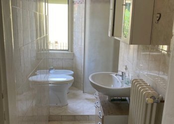 Interni appartamento - bagno con doccia - Trilocale Via Monte Nero 26, Como - foto 12