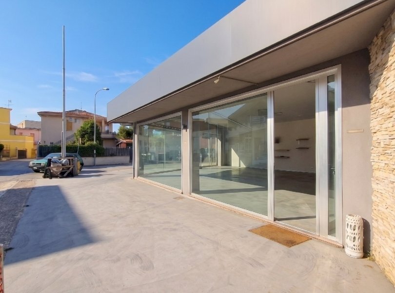 Commercial Premises Mondragone - photo 1
