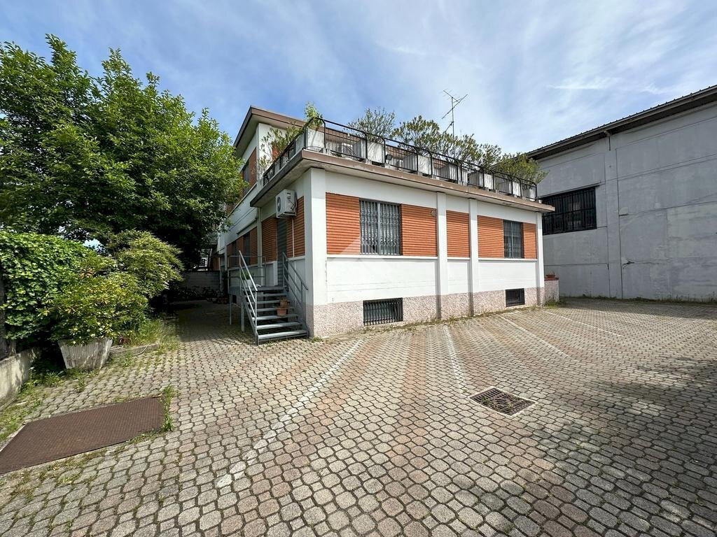 Stable - Palace Via Fratelli Bandiera, Carugate - photo 1