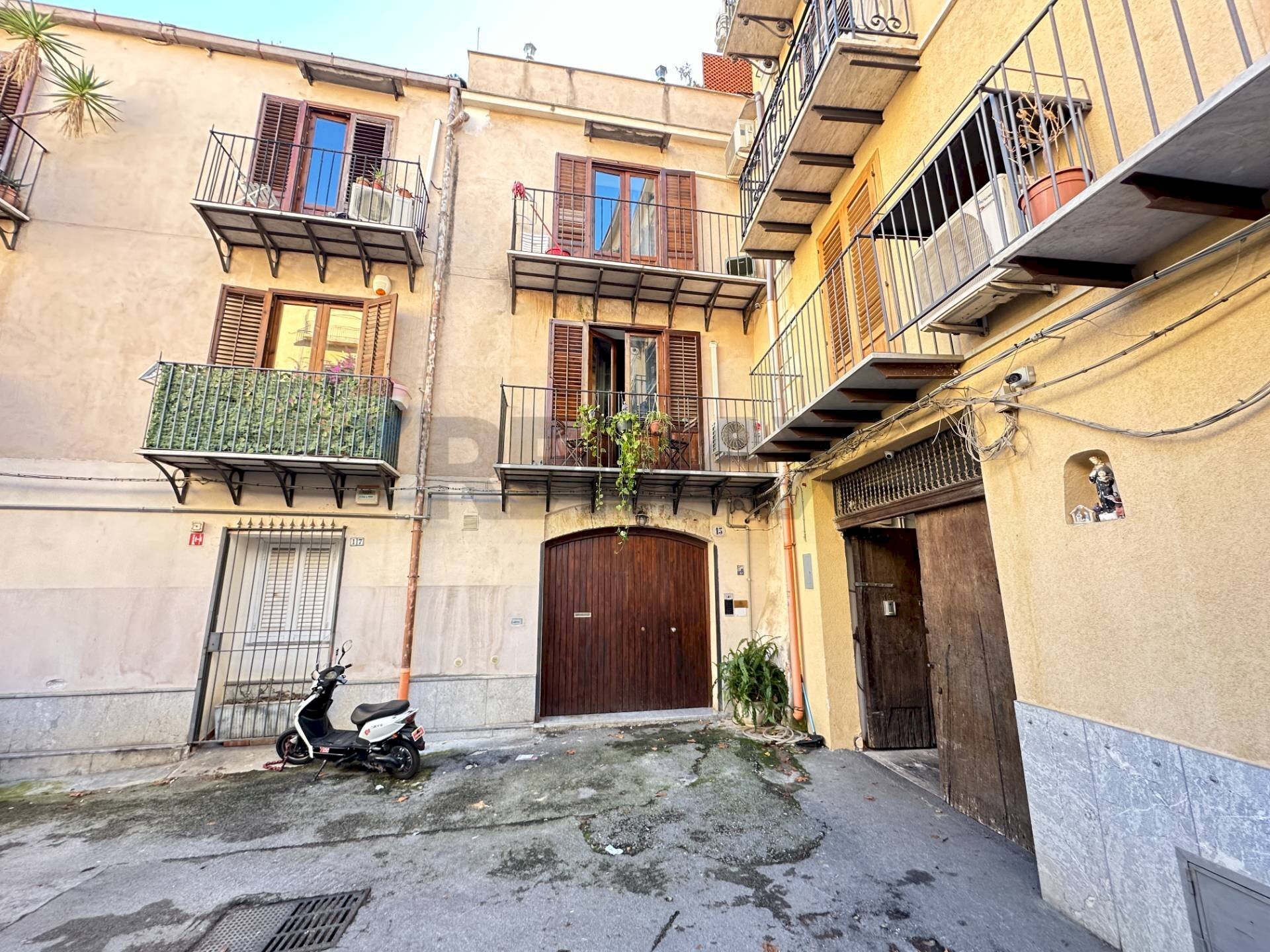 Edificio all\'aperto - Trilocale vicolo Gesù e Maria 15 a Palazzo Reale e vicolo Pesacannone 5, Palermo - foto 1