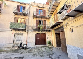 Edificio all\'aperto - Trilocale vicolo Gesù e Maria 15 a Palazzo Reale e vicolo Pesacannone 5, Palermo - foto 1