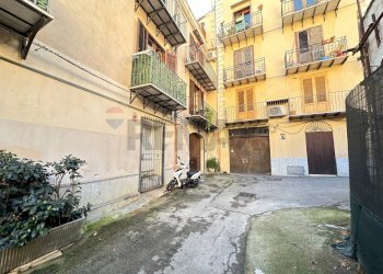 Edificio all\'aperto - Trilocale vicolo Gesù e Maria 15 a Palazzo Reale e vicolo Pesacannone 5, Palermo - foto 8
