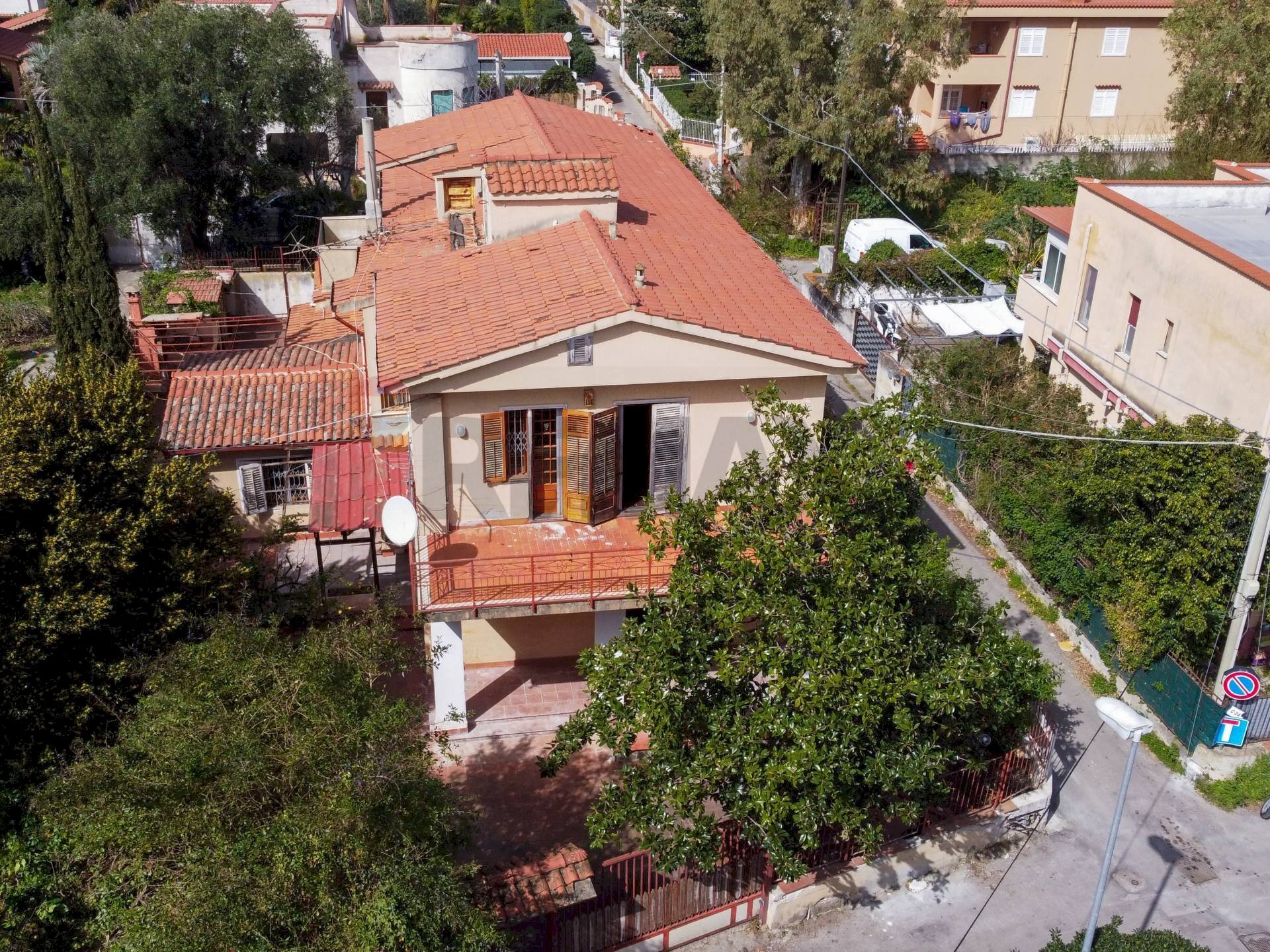 Casa all\'aperto - Villa VIA ANTIGONE
111, Palermo - photo 2