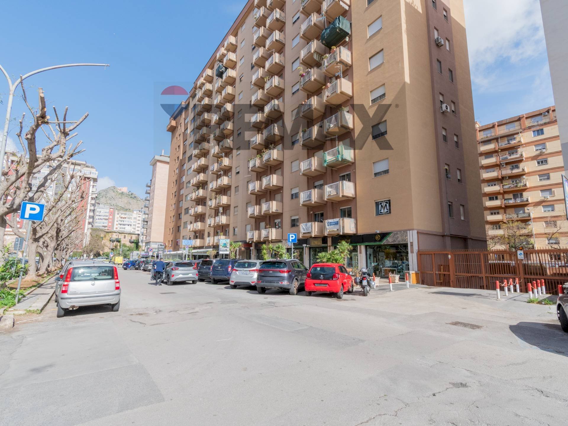 Edificio all\'aperto - Negozio Viale Emilia
53-55-57-59, Palermo - foto 3