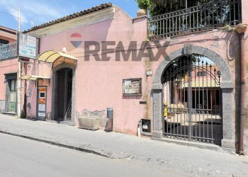 Edificio all\'aperto - Attività Commerciale Via Etnea
 
406/408, Gravina di Catania - foto 1