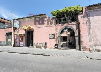 Edificio all\'aperto - Attività Commerciale Via Etnea
 
406/408, Gravina di Catania - foto 6