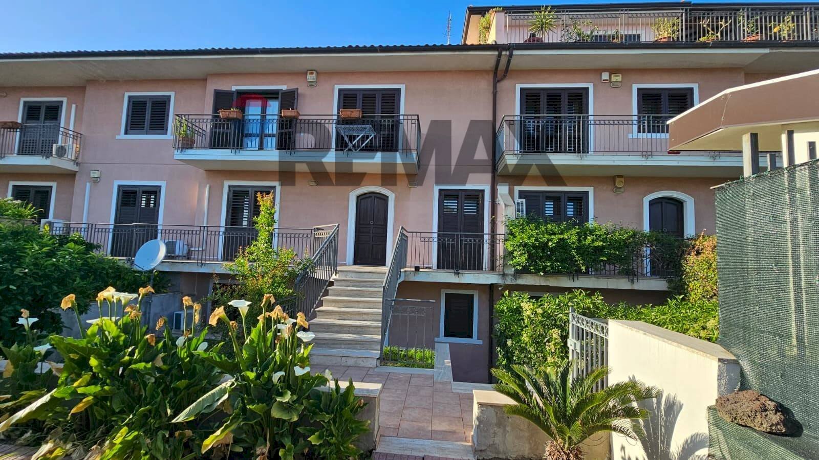 Casa all\'aperto - Casa semi indipendente Via Vittorio Emanuele Da Bormida
 
57, Catania - foto 1