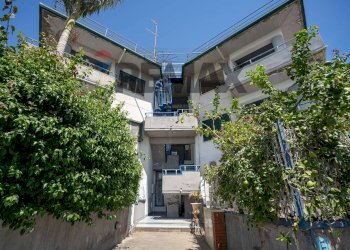 Edificio all\'aperto - Two-room apartment Via Stazione
 
11, Aci Castello - photo 2