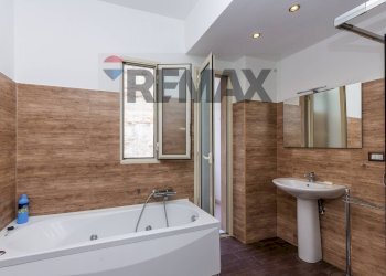 Bagno - Three-room apartment Viale Vittorio Veneto
 
45, Catania - photo 15