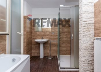 Bagno - Three-room apartment Viale Vittorio Veneto
 
45, Catania - photo 16