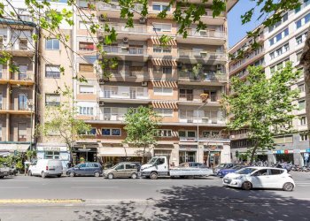 Edificio all\'aperto - Three-room apartment Viale Vittorio Veneto
 
45, Catania - photo 32