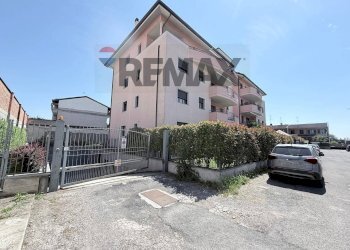 Edificio all\'aperto - Box VIA MONCENISIO
 
SNC, Magenta - photo 1