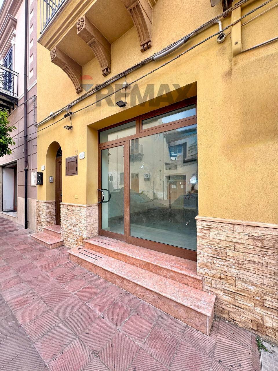 Edificio all\'aperto - Locale Commerciale Corso Vittorio Emanuele
 
128, Terrasini - foto 1