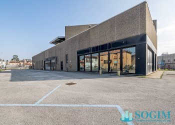 Foto 1 - Commercial Premises Via Marconi
 
39, Arosio - photo 1