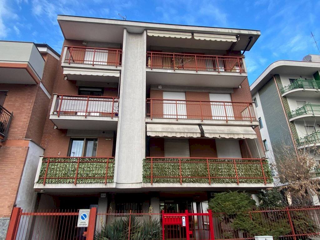 Facciata - Three-room apartment via Cogne, 37, Torino (neighborhood Rebaudengo) - photo 1