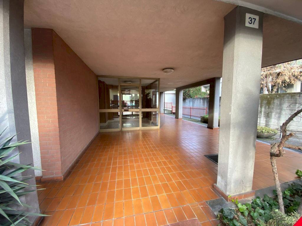 Interno palazzo - Three-room apartment via Cogne, 37, Torino (neighborhood Rebaudengo) - photo 3
