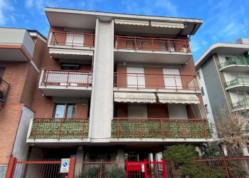 Facciata - Trilocale via Cogne, 37, Torino (zona Rebaudengo) - foto 1