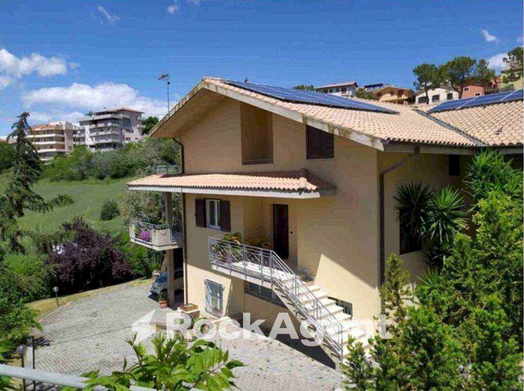 Facciata - Villa via delle Maggiolate, 12, Atri - foto 1