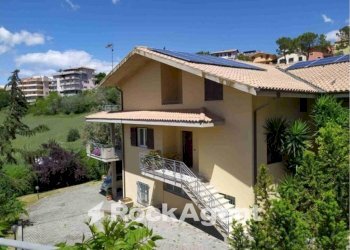 Facciata - Villa via delle Maggiolate, 12, Atri - foto 1