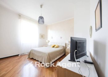 Camera da letto - Three-room apartment via Nicolò Copernico, 15, Genova (neighborhood San Martino) - photo 12