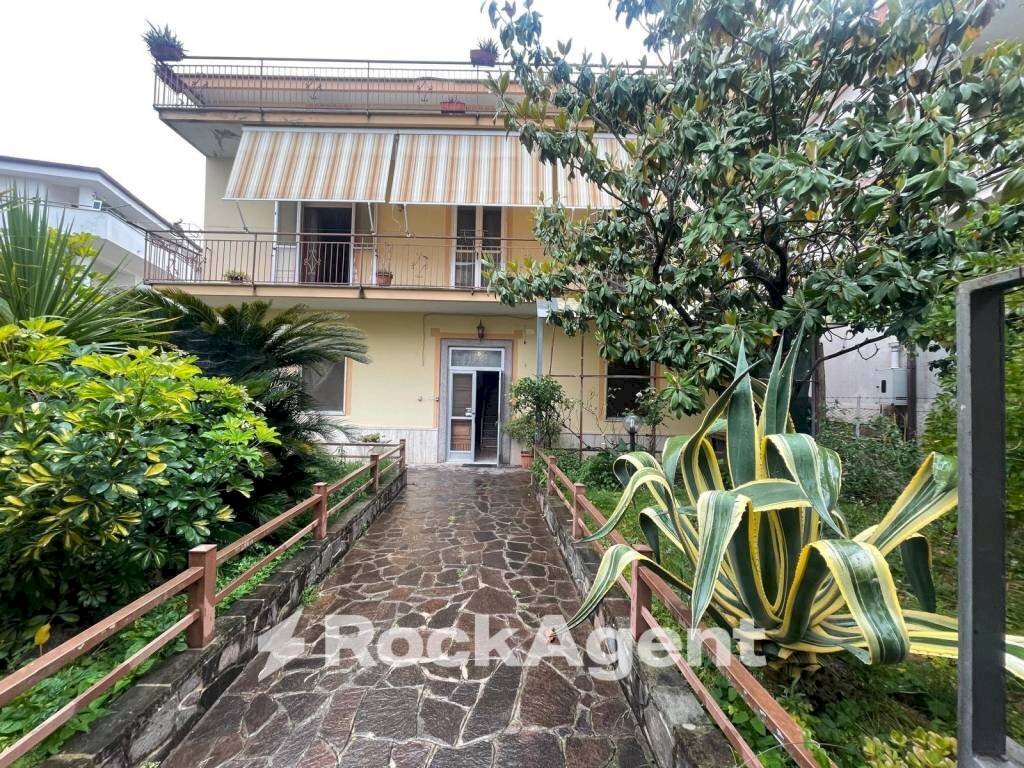 Cortile interno - Villa via Imperia, 17, Albanella - foto 1