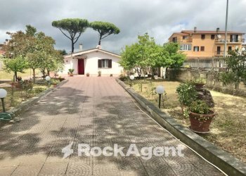 Giardino - Villa via Borgomanero, 36, Roma - foto 1