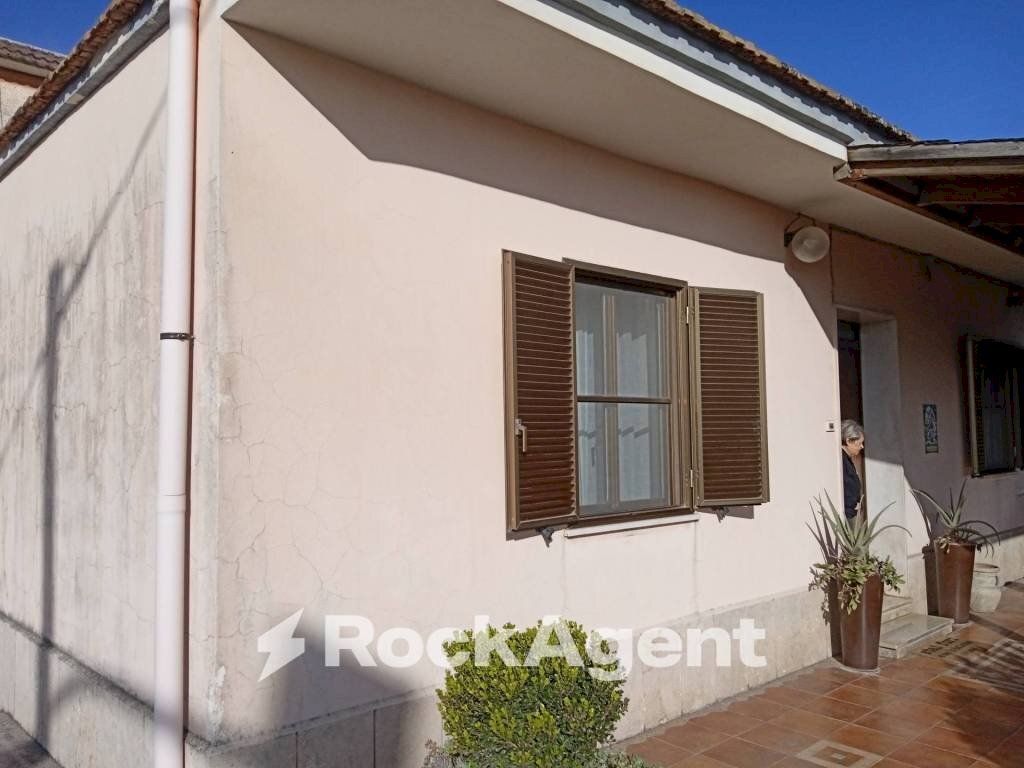 Facciata - Villa via Carrara 9, Latina - foto 1