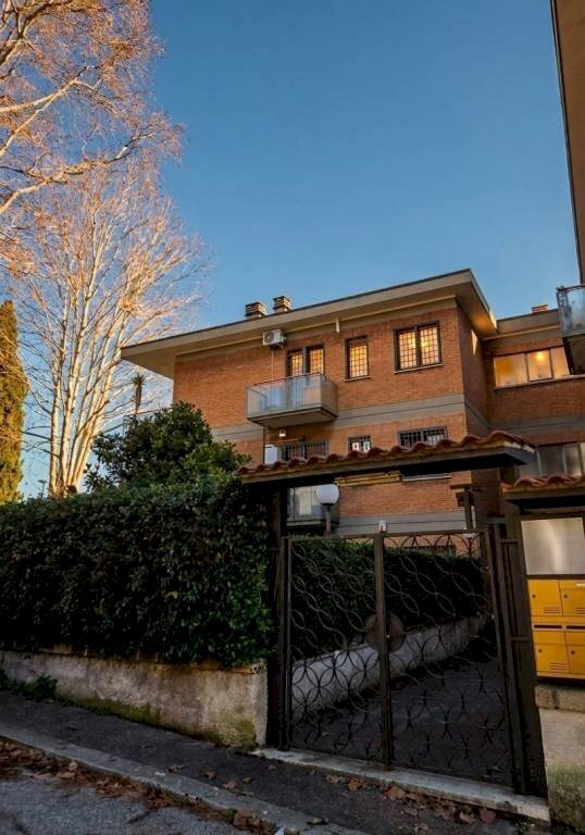 Facciata - Bilocale via Filippo Barigioni, Roma (zona Villaggio Azzurro) - foto 1