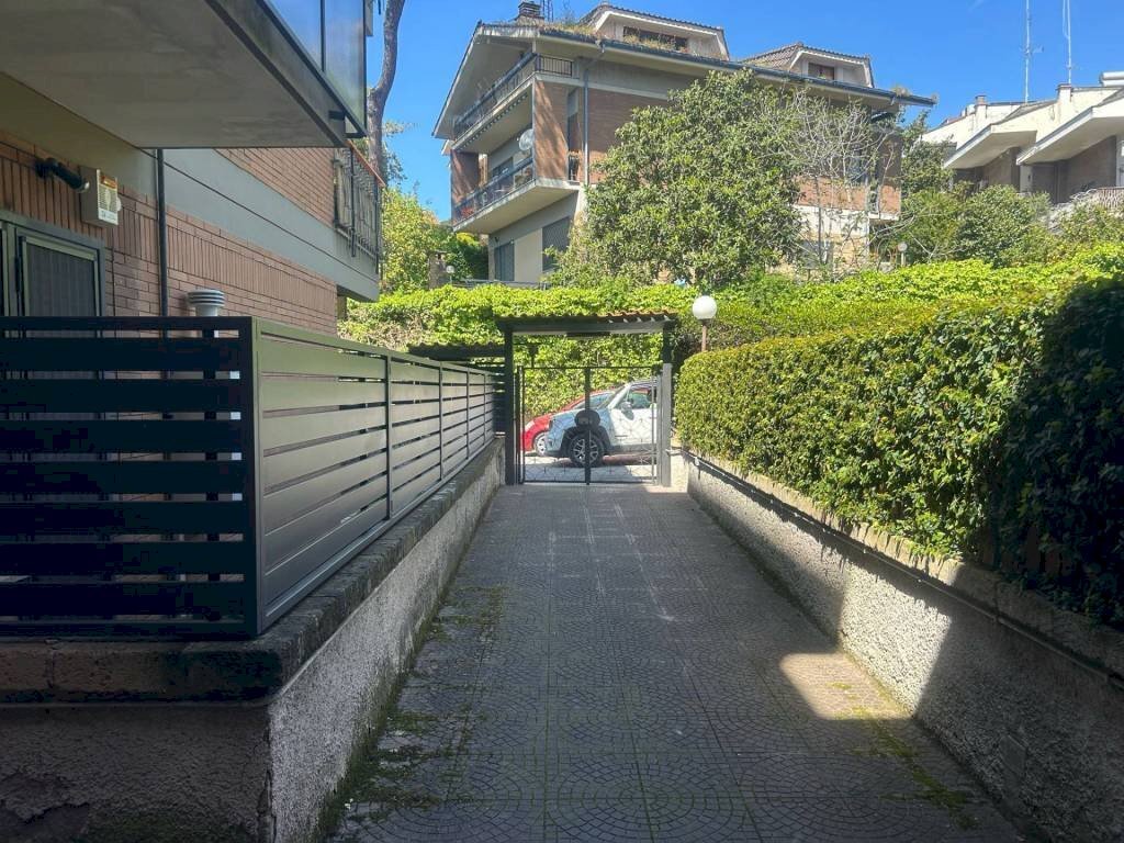 Cortile interno - Bilocale via Filippo Barigioni, Roma (zona Villaggio Azzurro) - foto 2
