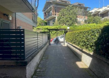 Cortile interno - Bilocale via Filippo Barigioni, Roma (zona Villaggio Azzurro) - foto 2