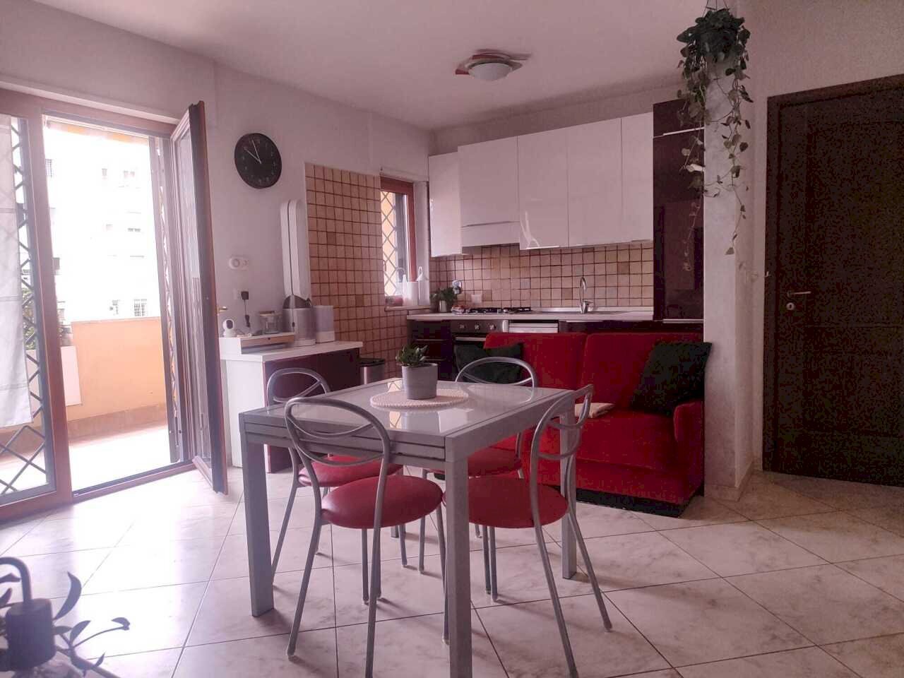 Soggiorno con angolo cottura - Three-room apartment Via Mario Baratta, Roma (neighborhood Pigneto) - photo 3