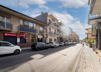 Via Vittorio 113a (1).jpg - Locale Commerciale Via Vittorio Emanuele II 113a, Gravina di Catania - foto 2