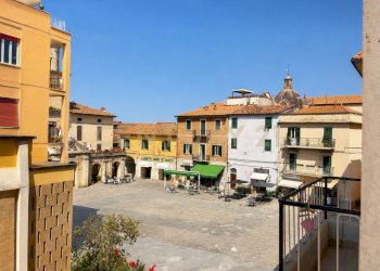 vista piazza.jpg - Appartamento Via Giuseppe Mazzini 3, Orbetello - foto 10