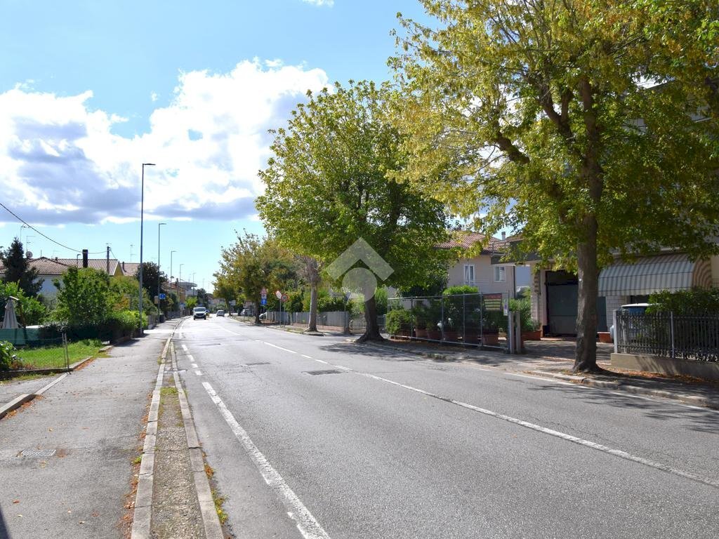 Shop Viale Puglia, Riccione - photo 2