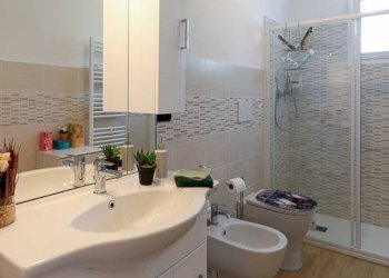 Bagno con box doccia - Semi-detached house Loc. Rovieto Superiore
 
139, Stella - photo 24