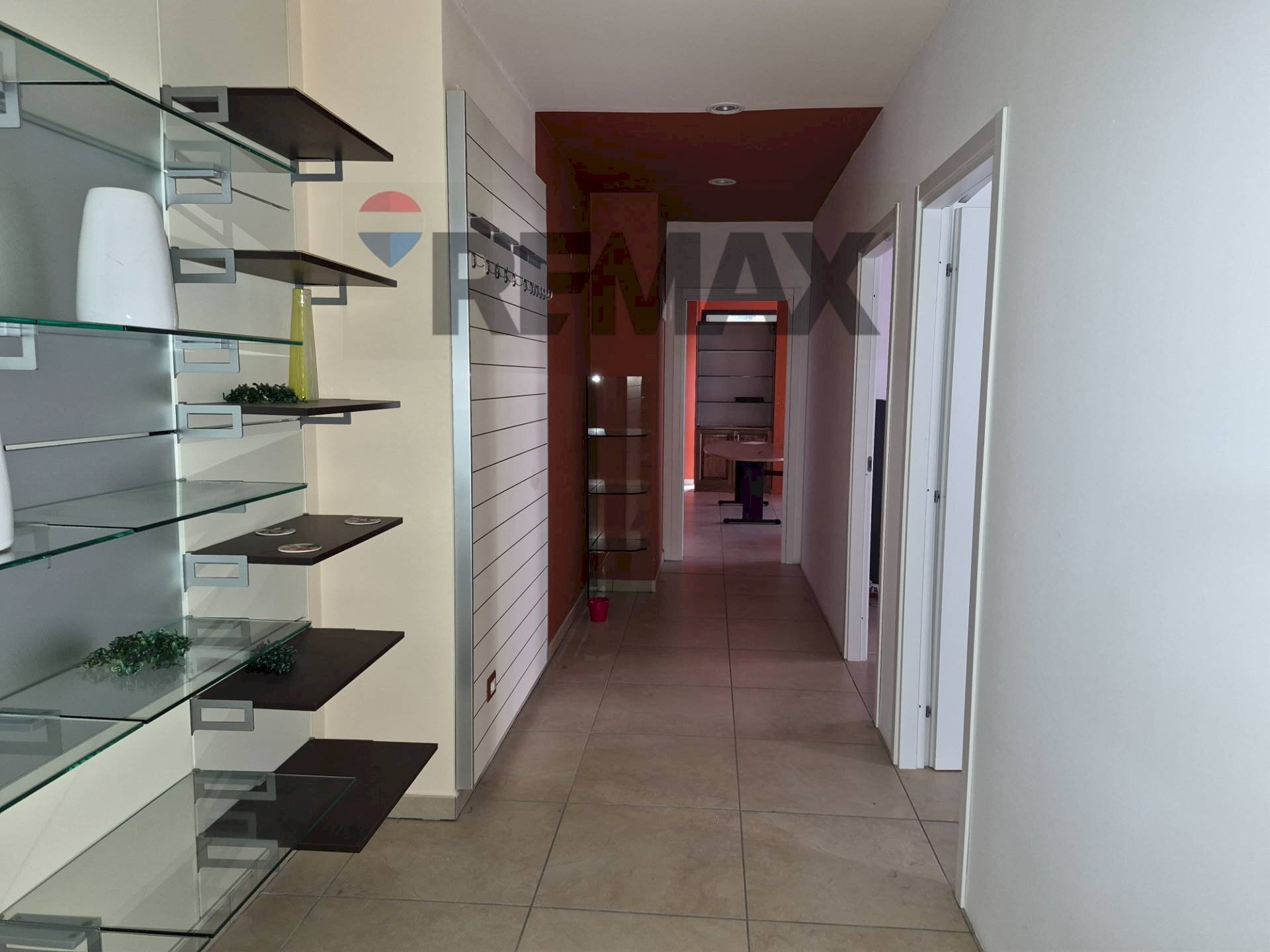 Hall / corridoio - Commercial Premises VIA ALFONSINA MORINI
39, Perugia - photo 2