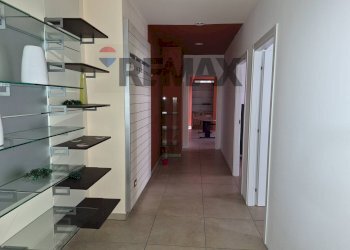 Hall / corridoio - Commercial Premises VIA ALFONSINA MORINI
39, Perugia - photo 2