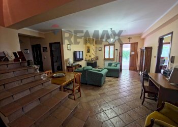 Sala da pranzo - Villa VIALE MONSIGNOR DOMENICO PETRONI
 
53, Cervicati - foto 35
