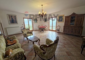 Soggiorno - Villa VIALE MONSIGNOR DOMENICO PETRONI
 
53, Cervicati - foto 66