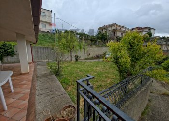 Giardino - Villa VIALE MONSIGNOR DOMENICO PETRONI
 
53, Cervicati - foto 80