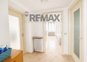 Hall / corridoio - Semi-detached house Via alla Chiesa
 
1, Meina - photo 4