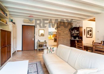 Sala da pranzo - Quadrilocale Strada Argini Parma
 
38, Parma - foto 2