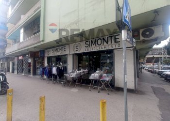 Edificio all\'aperto - Locale Commerciale Via Giacomo Leopardi
215, Napoli - foto 1
