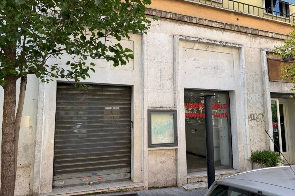 Facciata - Negozio via Oreste Regnoli, Roma - foto 1