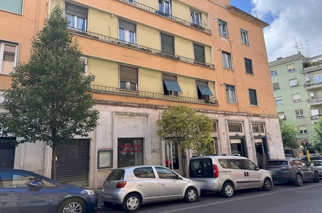 Facciata - Negozio via Oreste Regnoli, Roma - foto 2